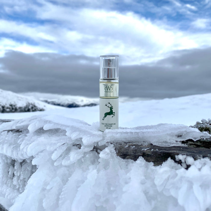 CWC Eau de Parfum GRÜNER HIRSCH in the snow. A fragrant companion for a beautiful day's skiing on the Arlberg, in Schladming or in any other ski resort in Austria's mountains.