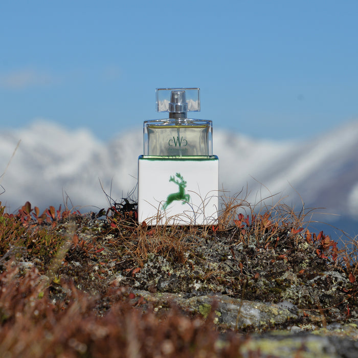 CWC Eau de Parfum GRÜNER HIRSCH vor der atemberaubenden Kulisse der österreichischen Alpen in der Nähe von Zell am See.
CWC Eau de Perfume GREEN STAG against the breathtaking backdrop of the Austrian Alps near Zell am See.
