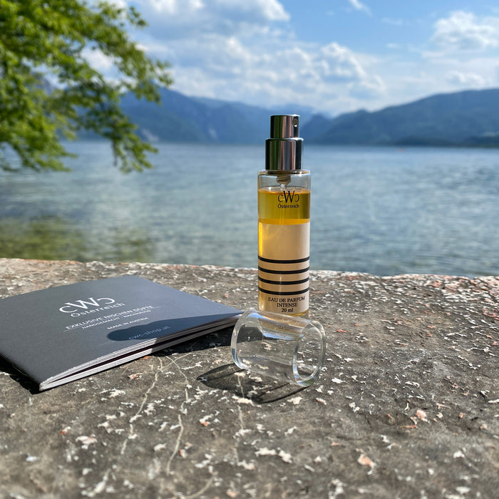 CWC Eau de Parfum GRAUGEFLAMMT 20ml zu Besuch in Gmunden am Traunsee, Salzkammergut. Perfekt als 20ml Travelsize für besondere Stunden unterwegs.
Greyflame Eau de Parfum 20ml visiting Gmunden at Lake Traunsee, Salzkammergut. Perfect as a 20ml travel size for special moments on the go.