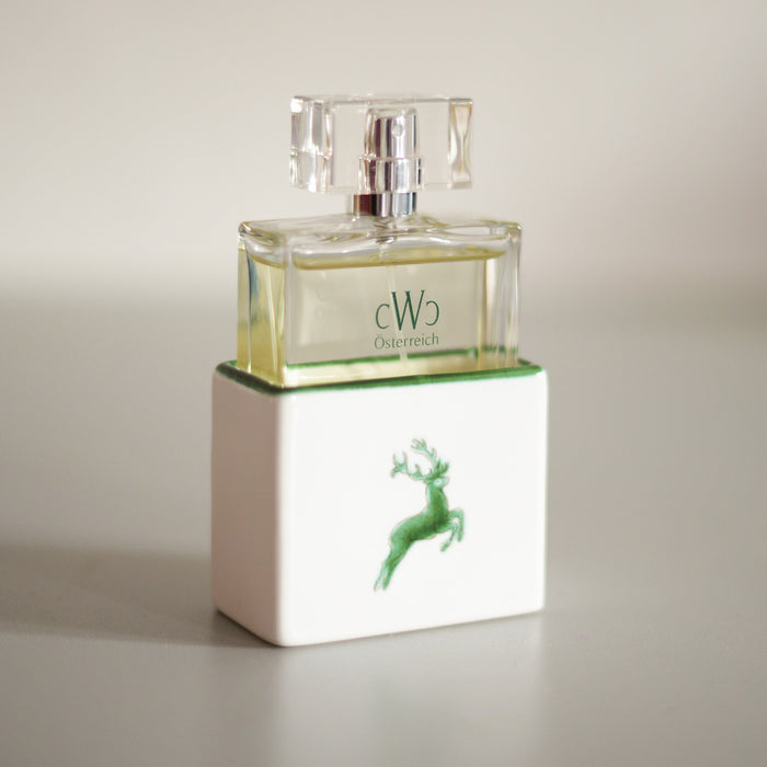 CWC Eau de Parfum GRÜNER HIRSCH 75ml mit handgefertigter und handgemalter GMUNDNER Keramik
CWC Eau de Perfume GREEN STAG 75ml with handmade and hand-painted GMUNDNER ceramic