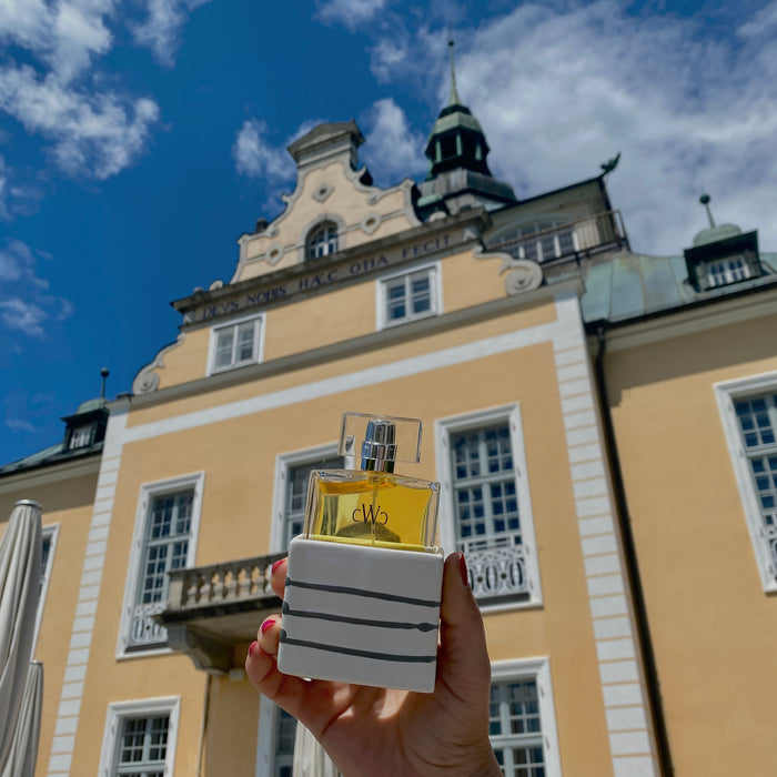 CWC Parfum Graugeflammt vor der wunderschönen Villa Toscana in Gmunden am Traunsee, Salzkammergut.
CWC Parfum Greyflame in front of the beautiful Villa Toscana in Gmunden at Lake Traunsee, Salzkammergut.