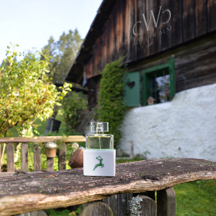 CWC Eau de Parfum GRÜNER HIRSCH auf der Alm in den Österreichischen Alpen. Eine Brise Hirsch und schon wird jeder Tag zum emotionalen Urlaubs Tag in Österreich.
CWC Eau de Parfum GRÜNER HIRSCH on the mountain pasture in the Austrian Alps. A breeze of deer and every day becomes an emotional holiday in Austria.
