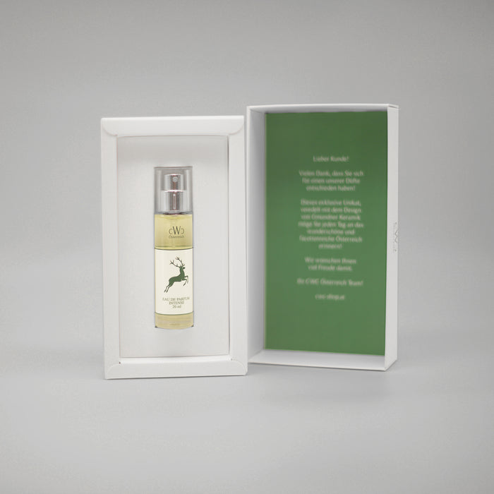 CWC Eau de Parfum GRÜNER HIRSCH, auch erhältlich als 20ml Travel Size.
CWC Eau de Parfum GRÜNER HIRSCH, also available as 20ml Travel Size.