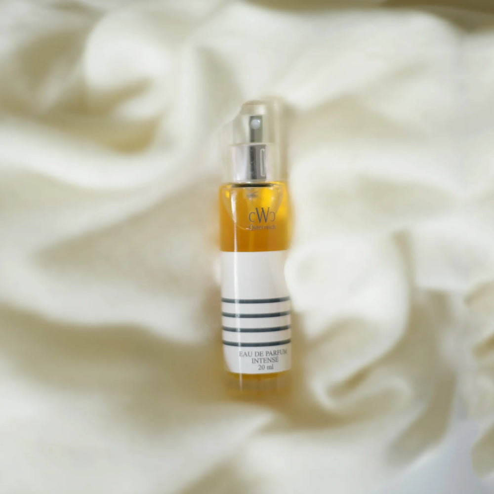 CWC GRAUGEFLAMMT 20 ml Eau de Parfum auf hellem Stoff