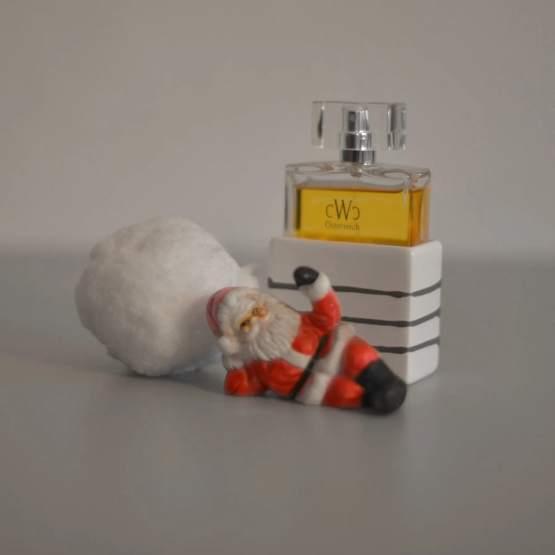 CWC GRAUGEFLAMMT mit einer kleinen Weihnachtsmannfigur