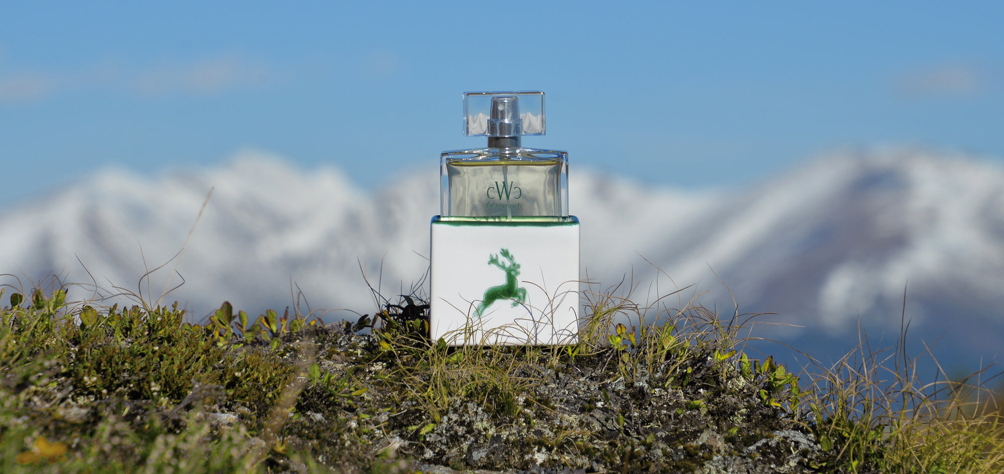 DER GRÜNE HIRSCH repräsentiert die alpine Landschaft Österreichs und ist ein hochwertiges Eau de Parfum für Liebhaber von frischen, leichten Düften.

DUFTINSPIRATION
Schöne Stunden im Salzkammergut; 
Schneebedeckte Berge, grüne Almwiesen, Bergwälder und kühle erfrischende Gebirgsbäche...
Liebevoll hergestellt in Österreich!