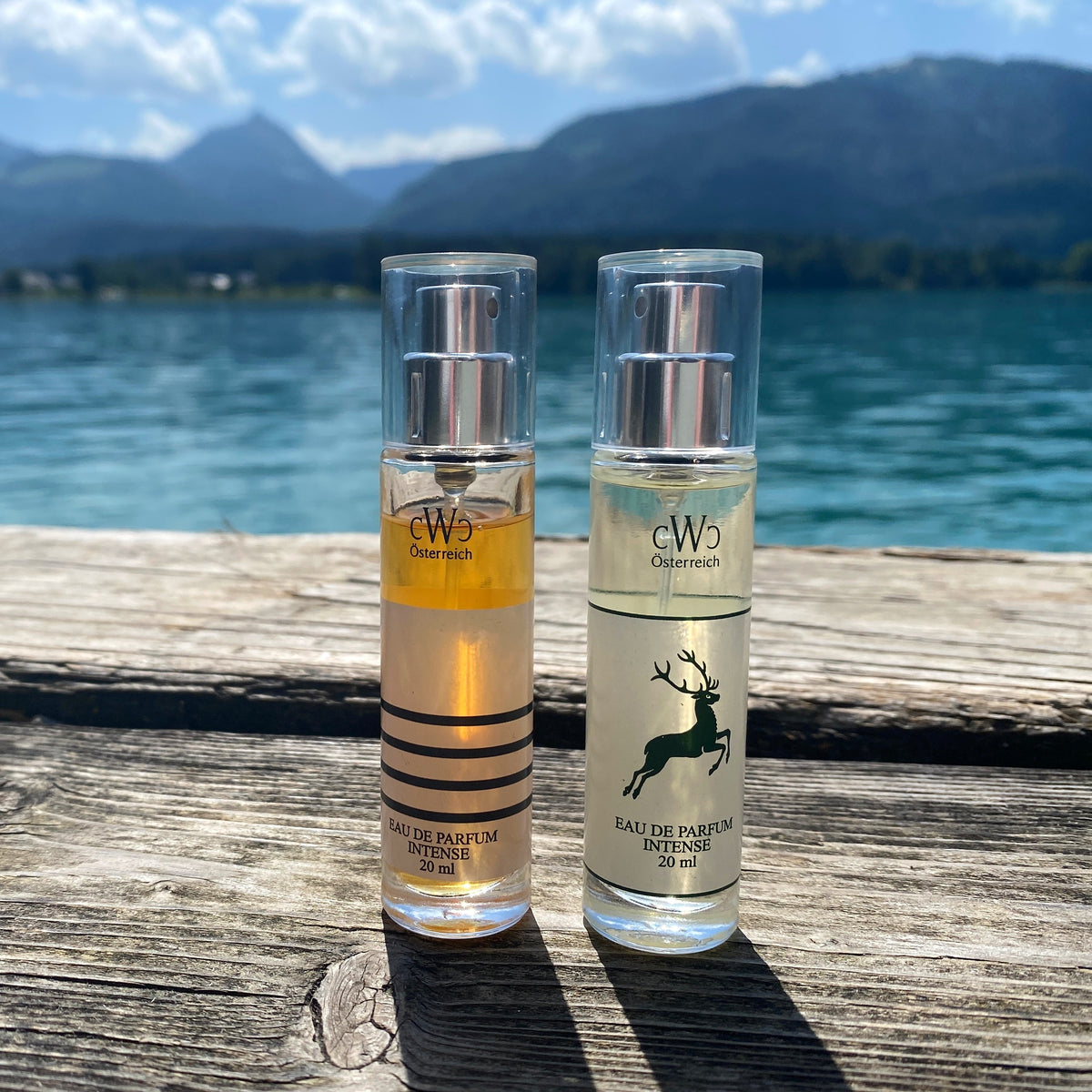 CWC DUFT SET: GRAUGEFLAMMT und GRÜNER HIRSCH je 20 ml auf einem Holzsteg am Wolfgangsee bei der Schafbergbahn
