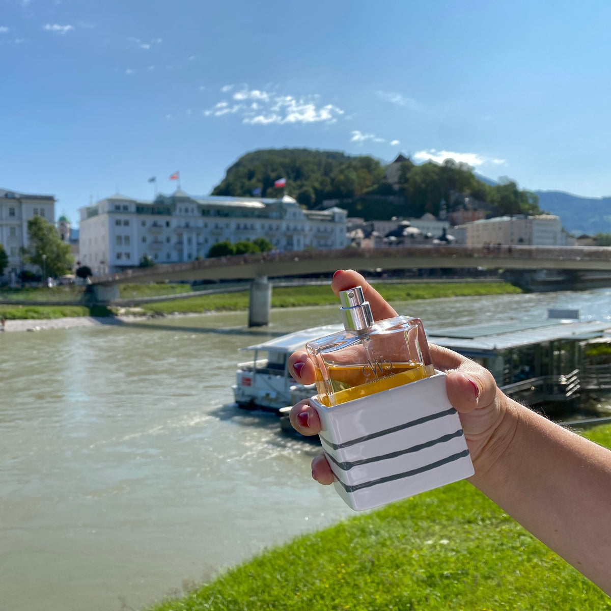 CWC GREYFLAME 75 ml in hand by the Salzach in Salzburg