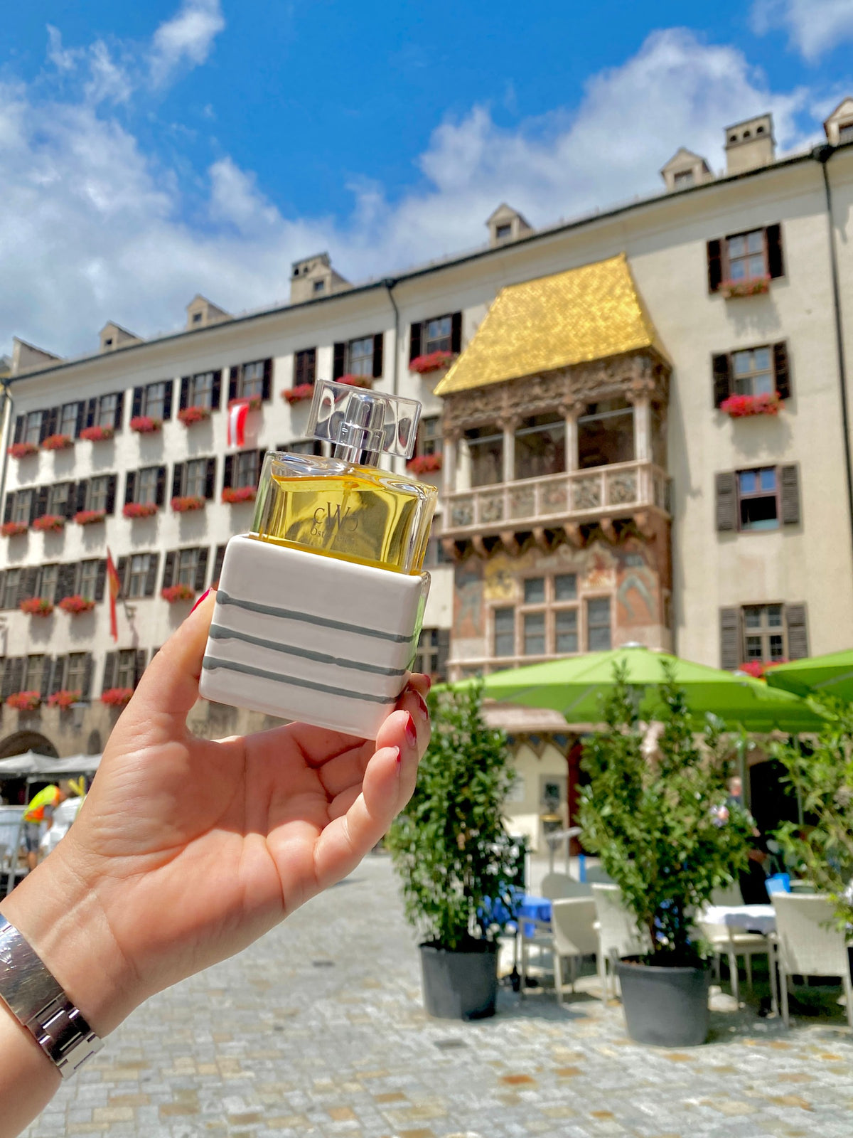 CWC GREYFLAME 75 ml in hand in front of the Golden Roof in Innsbruck