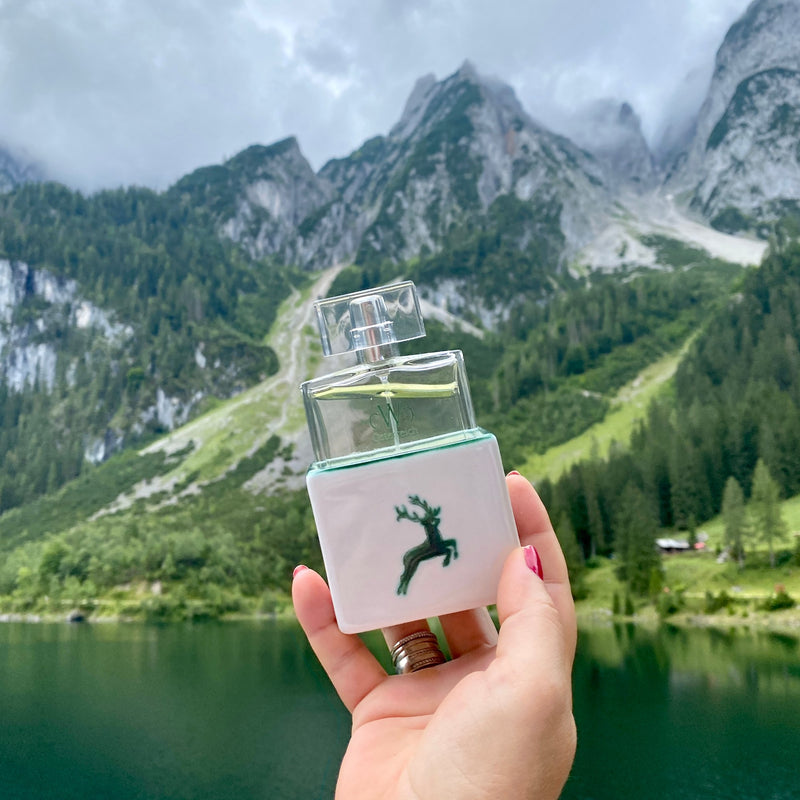 CWC GRÜNER HIRSCH 75 ml in der Hand am Vorderen Gosausee im Salzkammergut