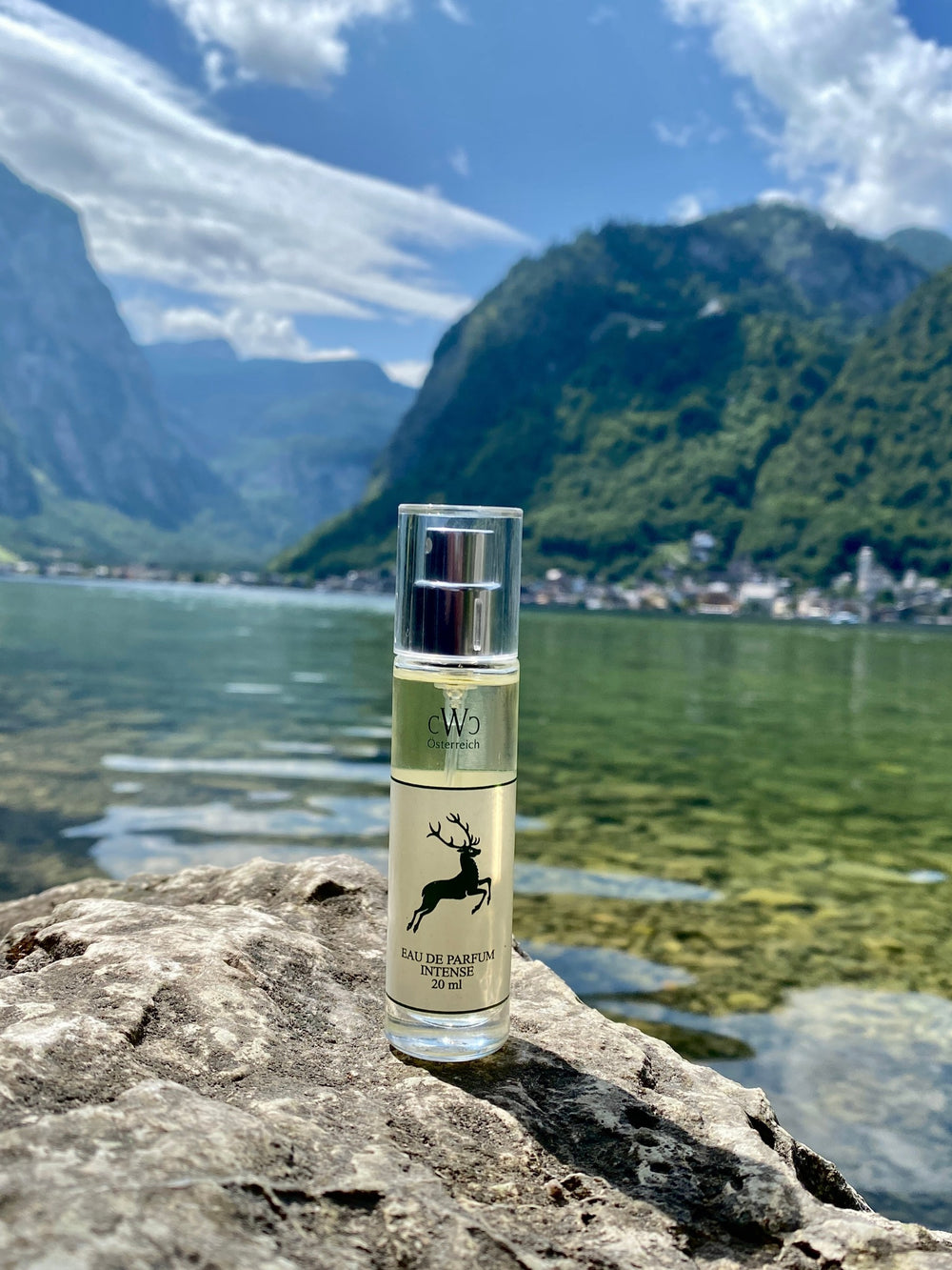 CWC GRÜNER HIRSCH 20 ml auf einem Felsen am Hallstätter See mit Blick auf Hallstatt