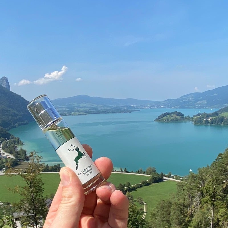 CWC GRÜNER HIRSCH 20 ml in der Hand hoch über dem Mondsee im Salzkammergut
