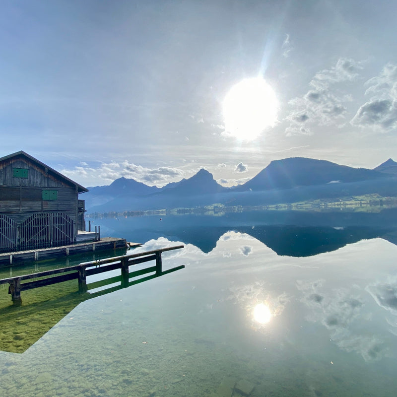Bootshaus in St. Wolfgang am Wolfgangsee im Salzkammergut im Gegenlicht