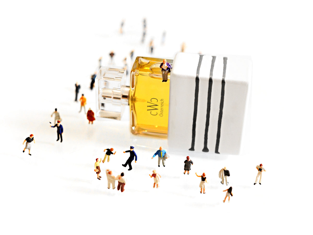 CWC GRAUGEFLAMMT 75 ml mit Keramikhülle, umringt von Miniaturfiguren