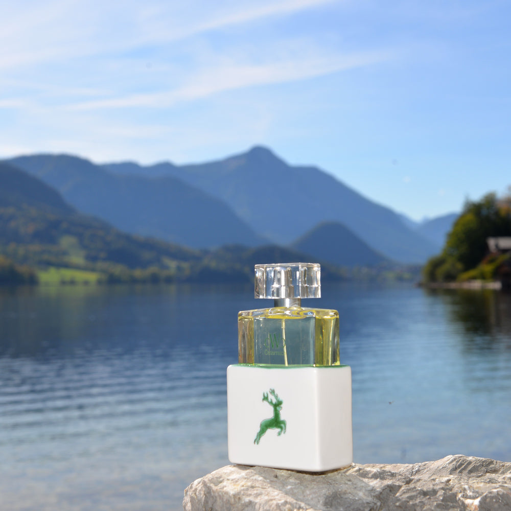 CWC GRÜNER HIRSCH 75 ml auf einem Felsen am Grundlsee im Salzkammergut