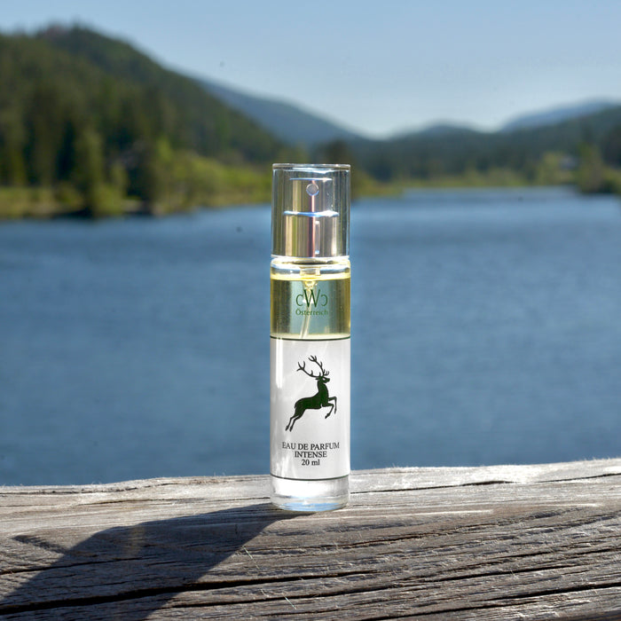 Der GRÜNE HIRSCH von CWC ist besonders frischer Duft und verkörpert die vielfältige Landschaft Österreichs: intakte Natur mit grünen Almwiesen, schneebedeckten Alpengipfel, klaren Bergseen.

The GREEN STAG by CWC is an especially fresh fragrance that embodies the diverse landscape of Austria: pristine nature with green alpine meadows, snow-covered mountain peaks, and clear mountain lakes.