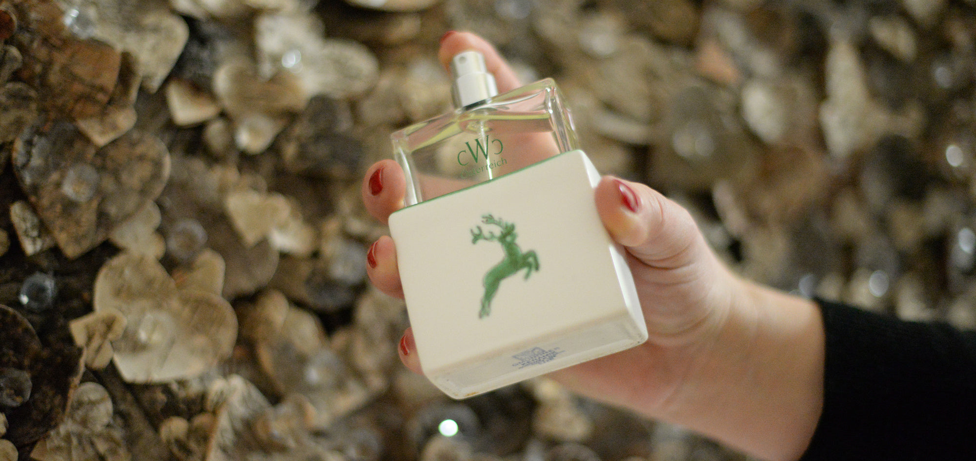 Keramik Kunst auf höchstem Niveau: CWC Eau de Parfum GRÜNER HIRSCH 75ml mit handgefertigter GMUNDNER Keramik.

Ceramic art at its finest: CWC Eau de Parfum GREEN STAG 75ml with handcrafted GMUNDNER ceramics.