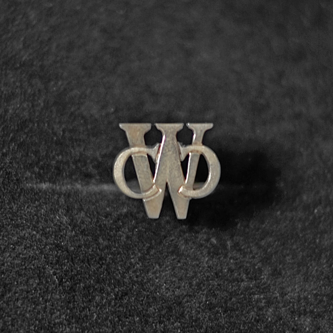 CWC Marken-Historie: Das erste Logo-Design auf handgefertigten Manschettenknöpfen zur Hochzeit der Gründer | CWC brand history: The original logo design on handcrafted cufflinks for the founders' wedding.