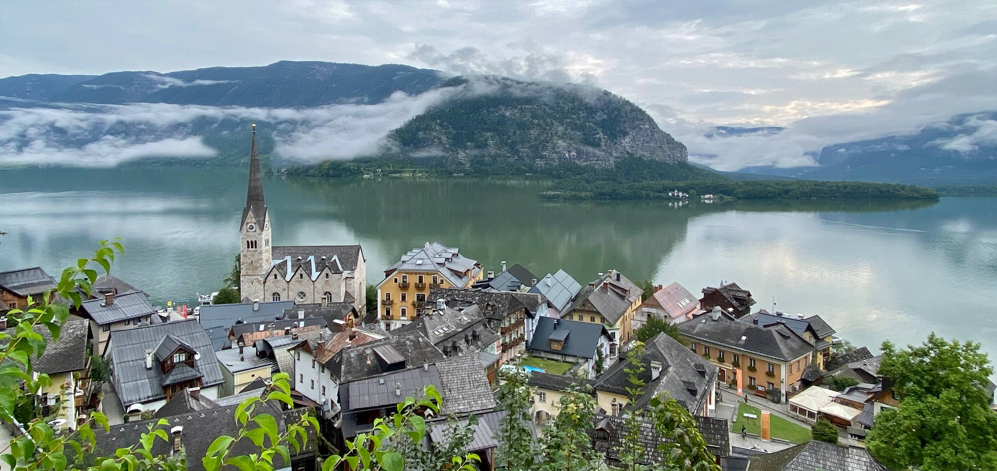Blick auf das Zentrum von Hallstatt mit dem Hallstätter See – UNESCO-Weltkulturerbe in den österreichischen Alpen.