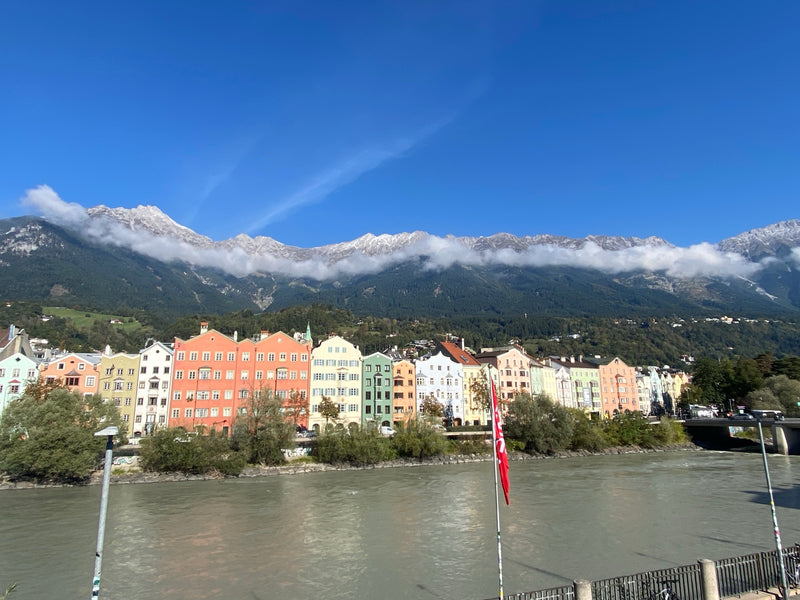 Bunte Häuser von Mariahilf am Inn in Innsbruck vor der Nordkette