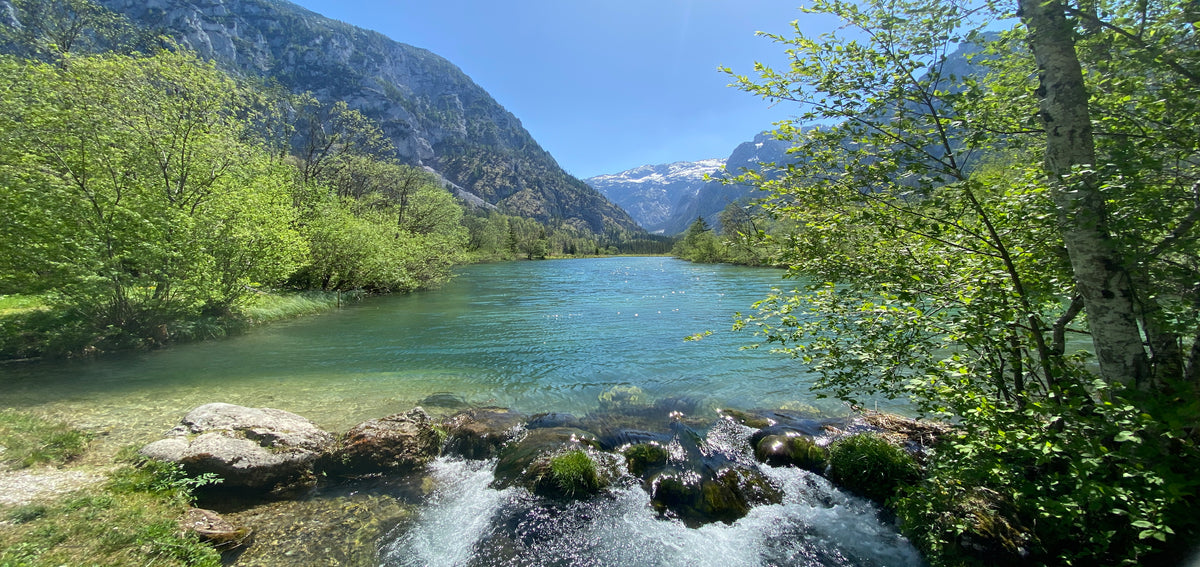 Klare Seen und alpine Landschaft in Österreich