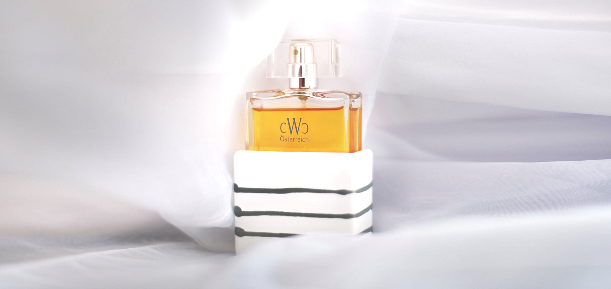CWC Nischenparfum GRAUGEFLAMMT in handgefertigter Gmundner Keramik | CWC niche fragrance GREYFLAME in handcrafted Gmundner Keramik.