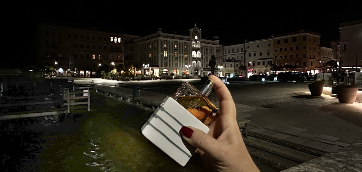 CWC GRAUGEFLAMMT 75 ml am Traunsee, dahinter der nächtliche Rathausplatz in Gmunden